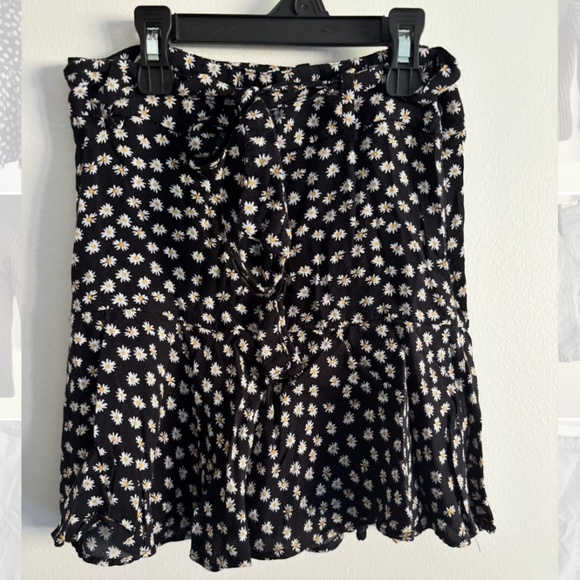Black flower mini skirt with belt - Picture 1 of 2